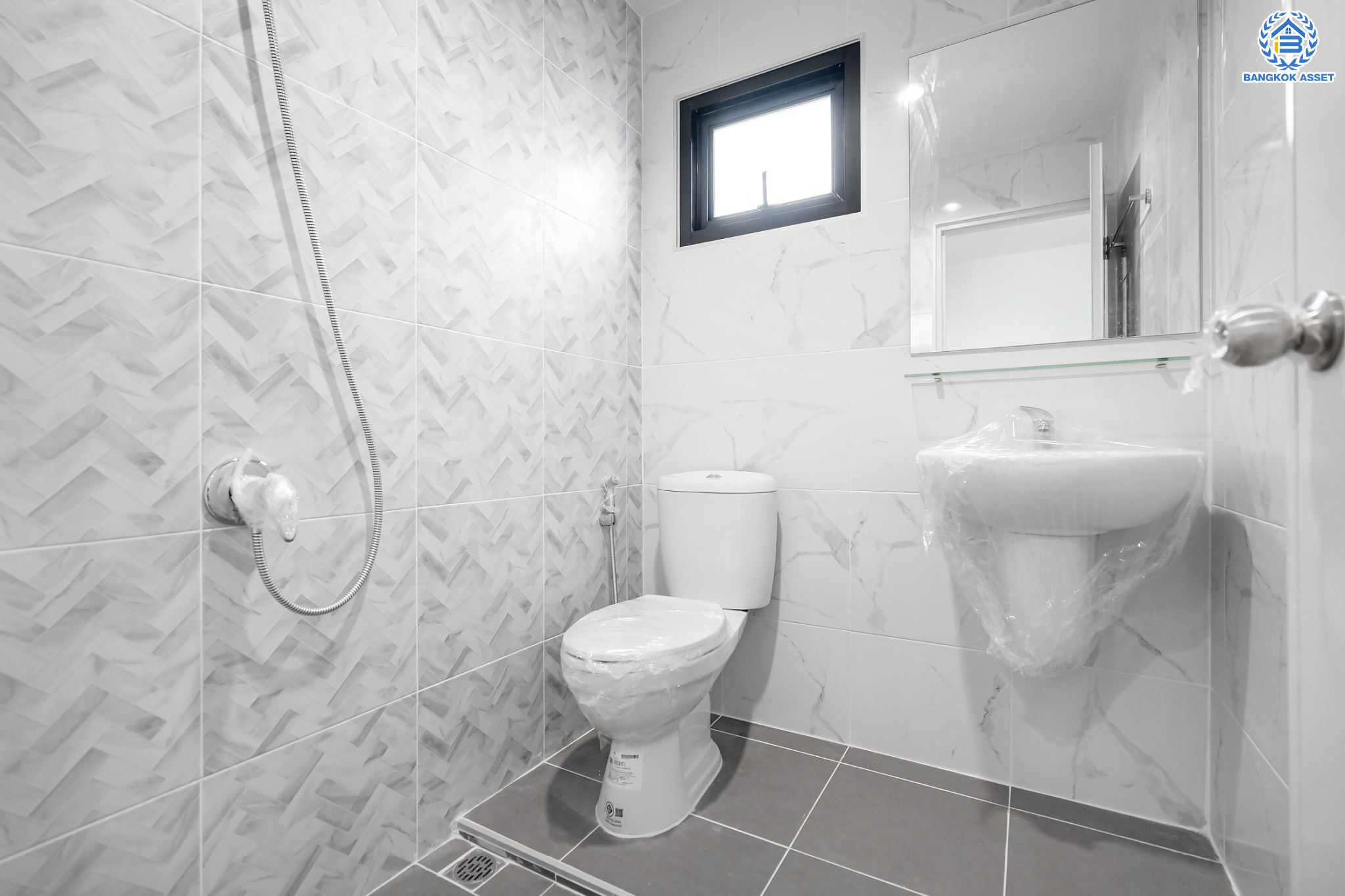 บ้านมืองสองตกแต่งใหม่ ม.พระปิ่น 2 บรมราชชนนี บ้านพร้อมอยู่ หลังใหญ่ บนเนื้อที่ 25.6 ตร.ว. ฟังก์ชัน 2 ห้องนอน 2 ห้องน้ำ 1 ที่จอดรถ บนทำเลศักยภาพ เดินทางสะดวก เชื่อมต่อถ.บรมราชชนนี, ถ.ศาลาธรรมสพ ใกล้ม.มหิดล และจุดขึ้นทางด่วน "ศรีรัช"